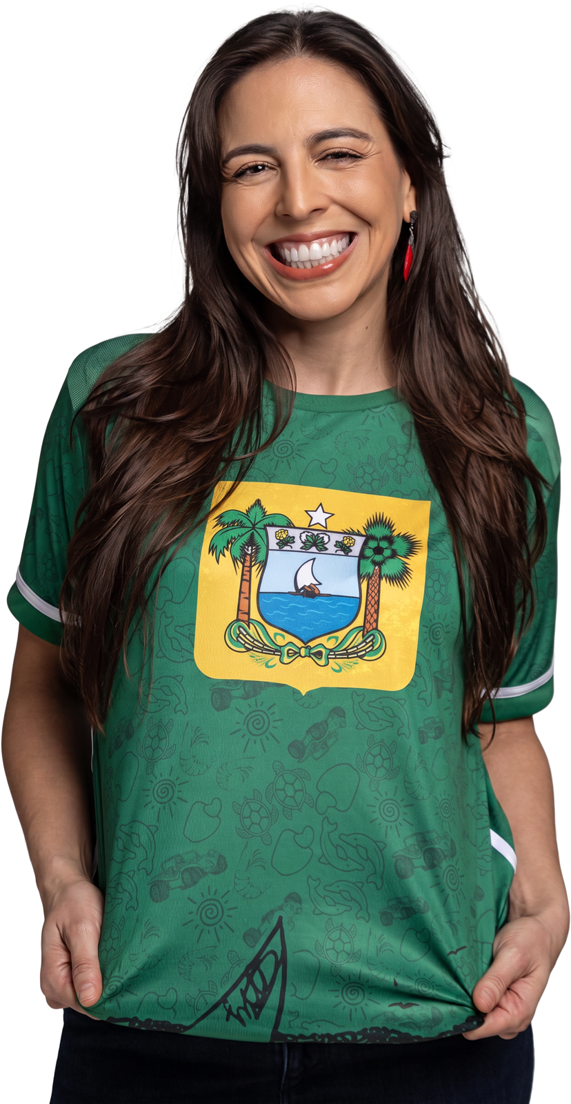 Natália Bonavides sorrindo com a camisa da bandeira do Rio Grande do Norte